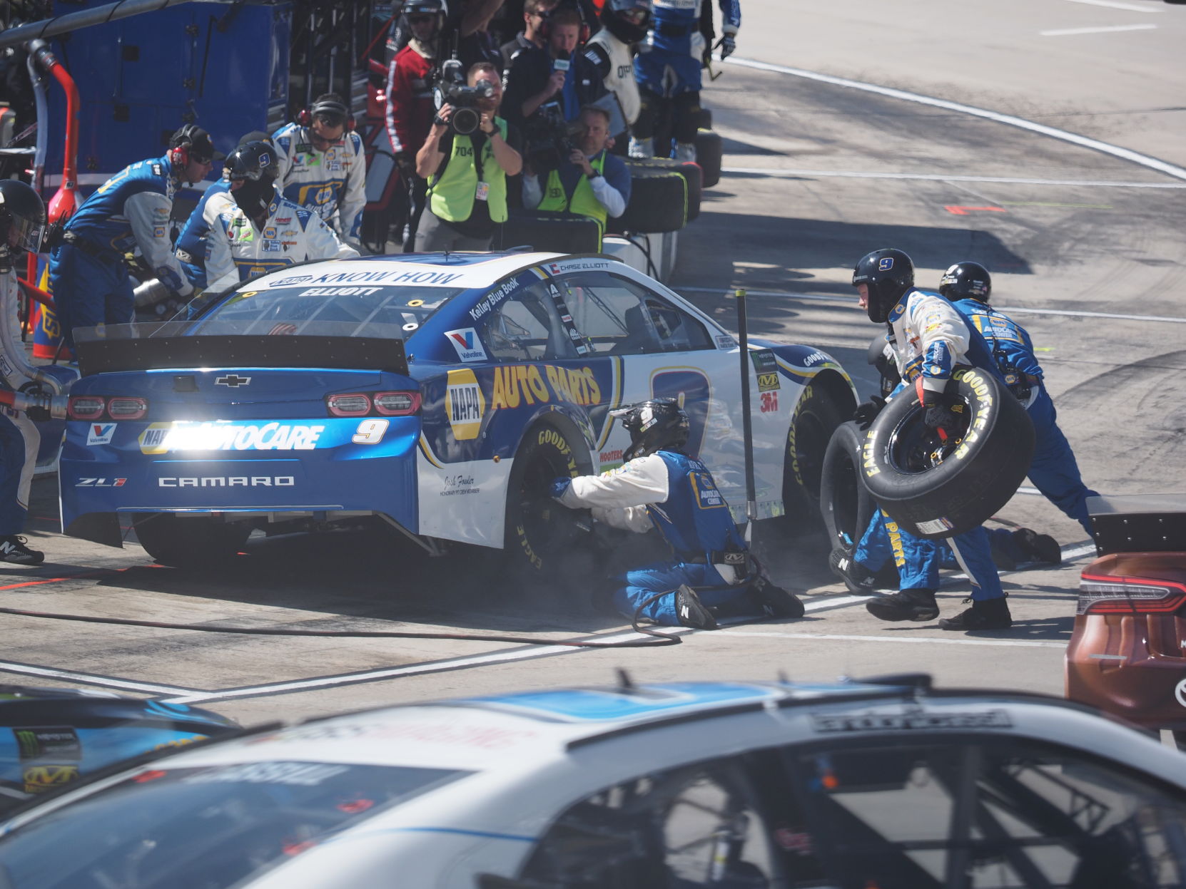 STP 500 Chase Elliiott gets new tires